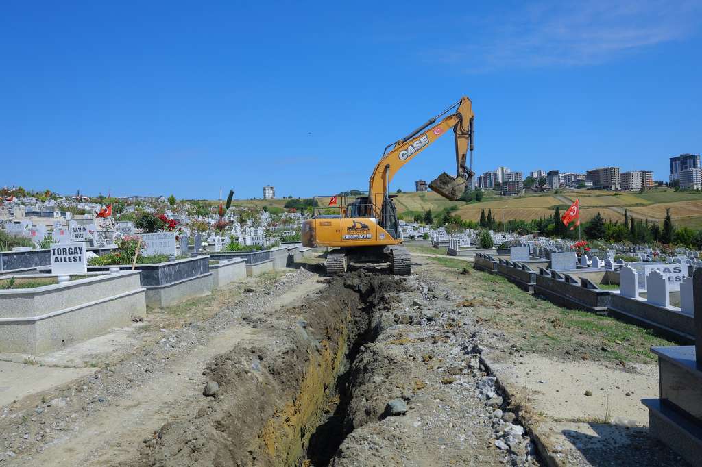Büyükşehir’in Derecik Şehir Mezarlığı’ndaki İyileştirme Çalışmaları Sürüyor