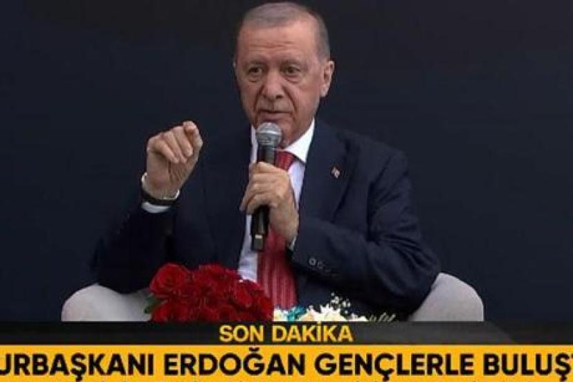 Cumhurbaşkanı Erdoğan Samsun’da gençlerle buluştu. Dindar’a mikrofonla eşlik erri.